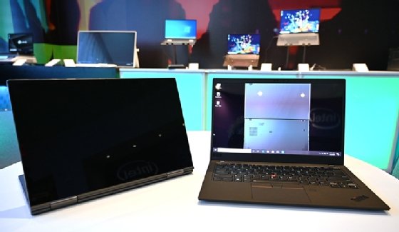 The Lenovo ThinkPad X1 Yoga (left) and ThinkPad X1 Carbon (right) received upgrades revealed at CES 2020.