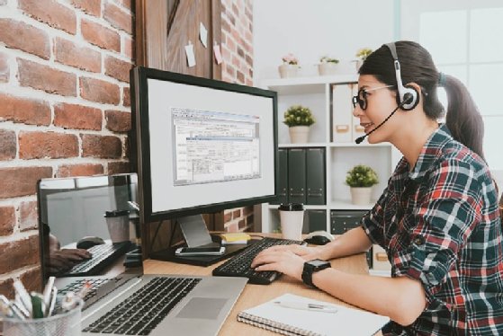 Call center agent working from home