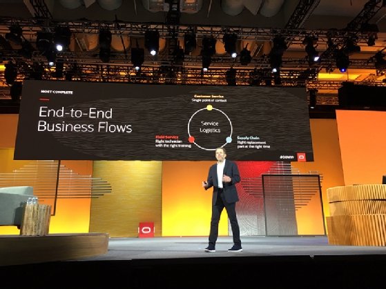 Oracle EVP Rob Tarkoff presenting at OpenWorld.
