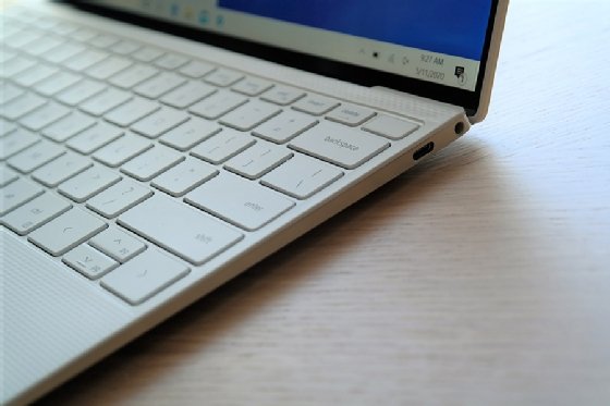 The right side of the Dell XPS 13, showing the Thunderbolt 3 and 3.5mm audio ports. 
