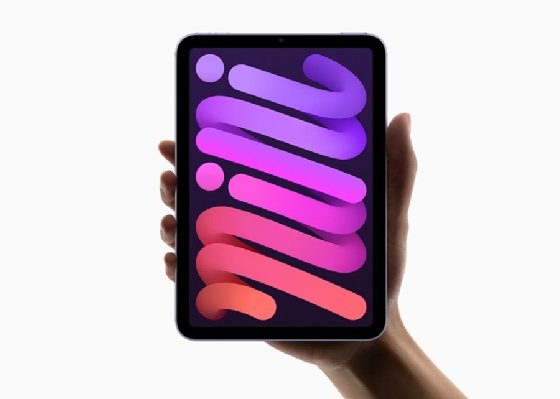 The iPad Mini held in a hand 