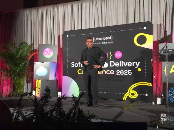 Jyoti Bansal giving his Unscripted keynote in Boston.