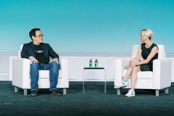 A photo of Tawan Jithavech, CTO of Kasikornbank in Thailand, and Nikki Jennings, a vice president at Veeam, at VeeamON
